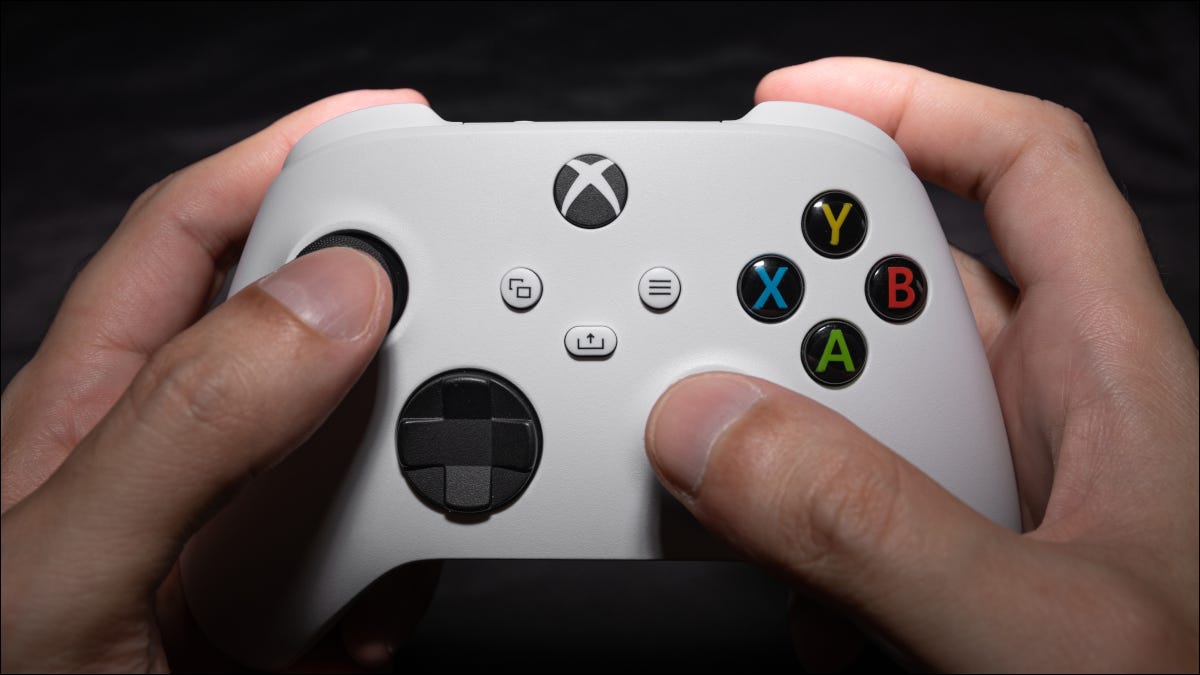 Um controle branco do Xbox Series S nas mãos de uma pessoa.