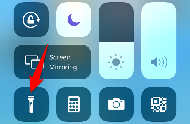 Selecione o ícone da lanterna no Centro de Controle.
