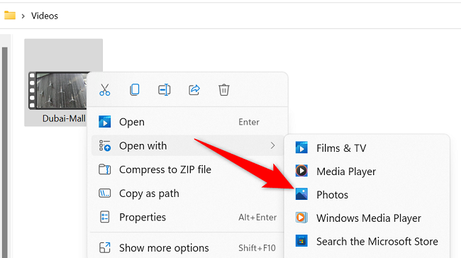Clique com o botão direito no vídeo e escolha Abrir com > Fotos.