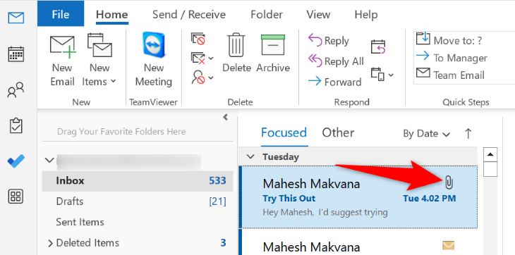 Um email no Outlook com um anexo.