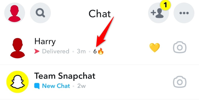 O emoji de fogo ao lado do nome de um amigo indicando que um Snapstreak está acontecendo.