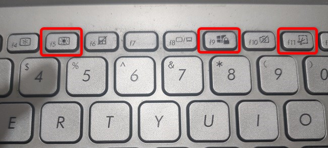 Pressione uma tecla para ativar a luz de fundo do teclado.