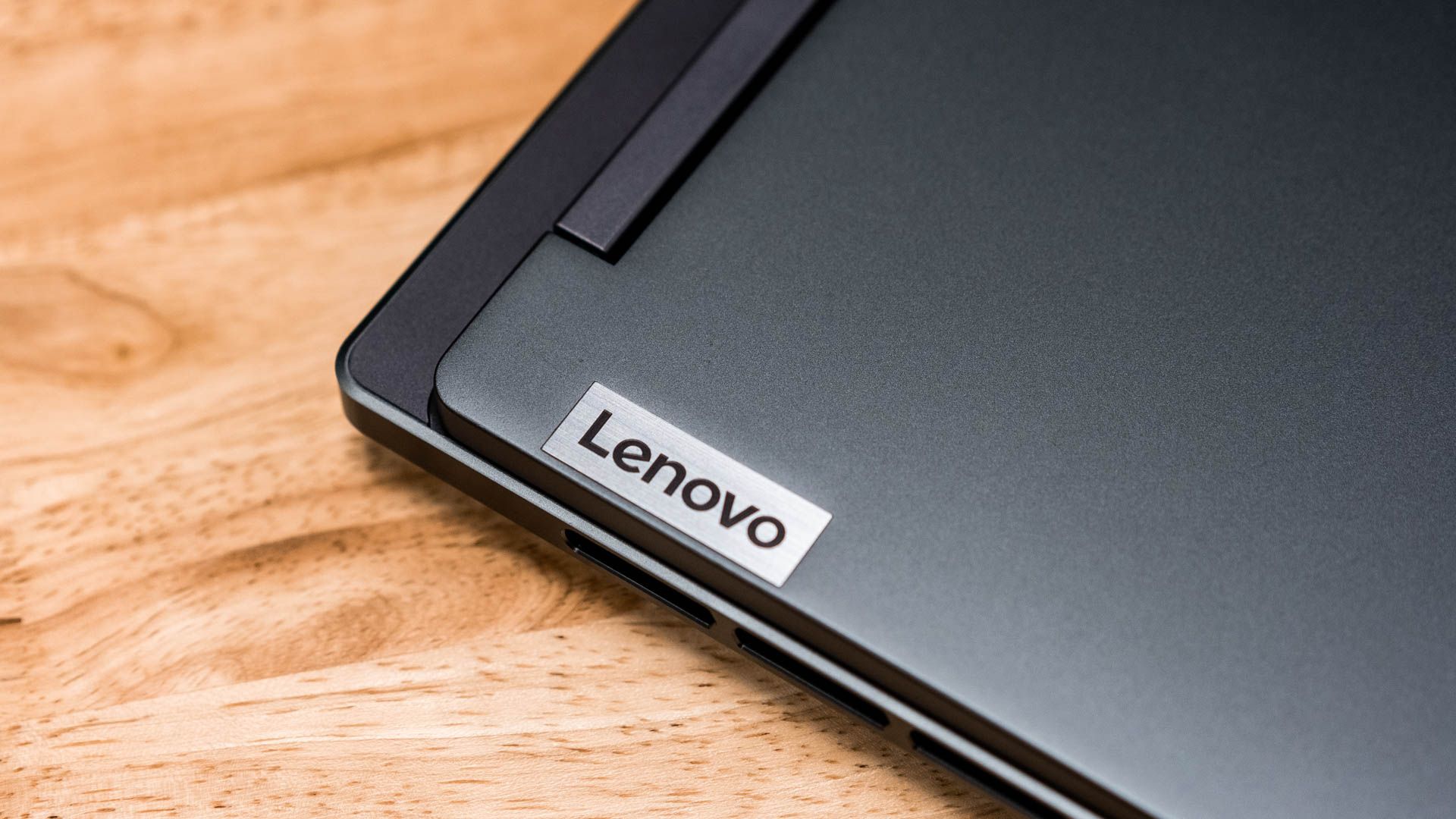 Close do canto superior esquerdo traseiro do laptop Lenovo Legion Slim 7i