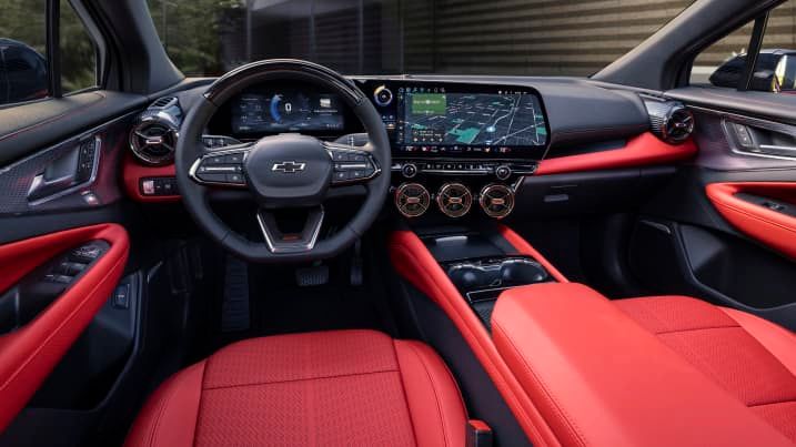 Foto do interior de um carro com destaques em vermelho