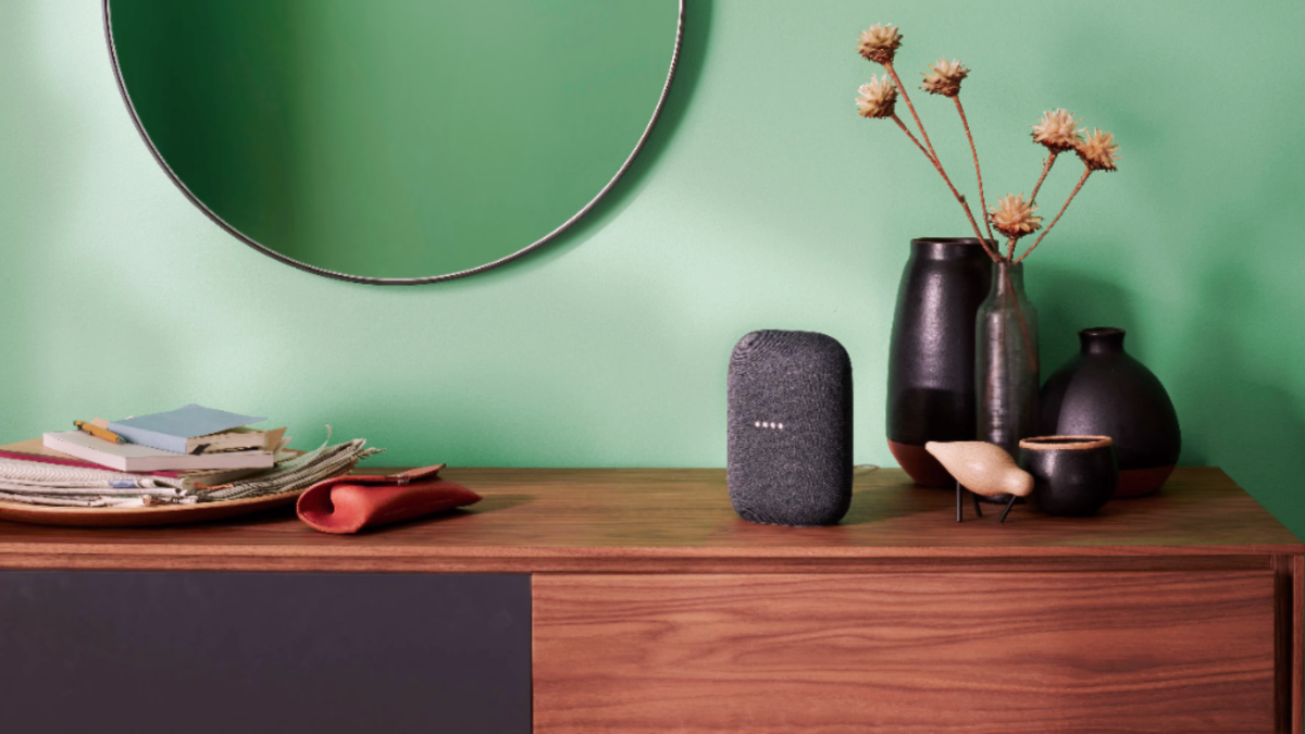 Alto-falante inteligente Google Nest Audio sentado em uma mesa