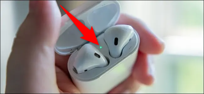 Verifique o status de carregamento dos AirPods no case.