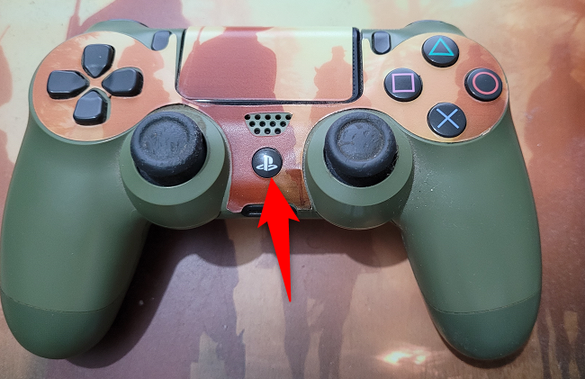Pressione o botão PS no controlador PS4.