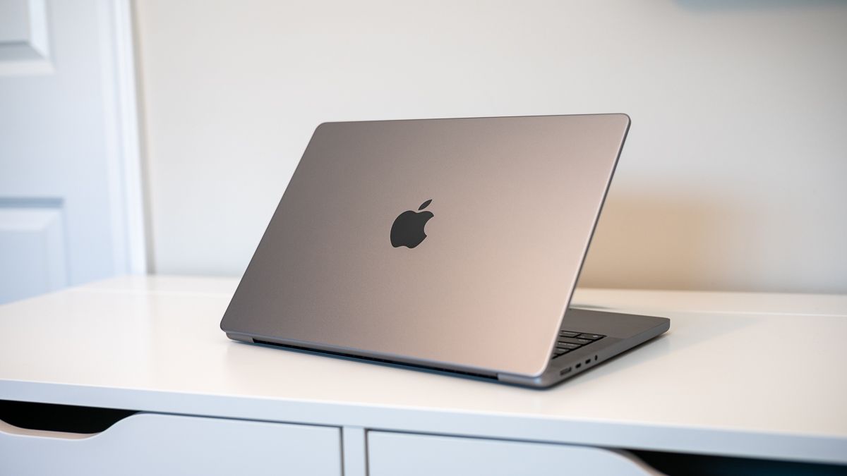 Um laptop MacBook Pro 2021 (14 polegadas).
