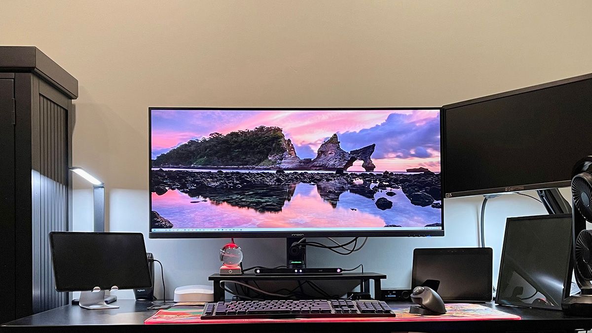 Imagem do monitor INNOCN Ultrawide de 40 polegadas e outros itens em uma mesa