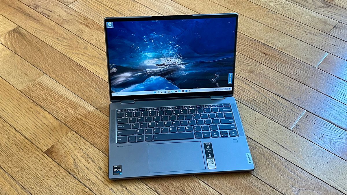 Laptop Lenovo Yoga 7i de 14 polegadas em piso de madeira