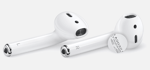 Um par de AirPods com o número de série ampliado.