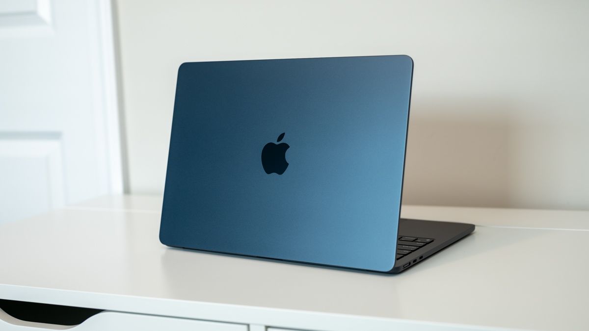 2022 M2 Apple MacBook Air sentado em uma mesa