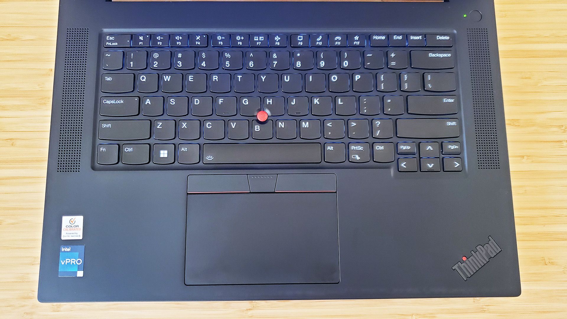 O teclado do laptop Lenovo ThinkPad X1 Extreme Gen 5 sobre uma mesa.