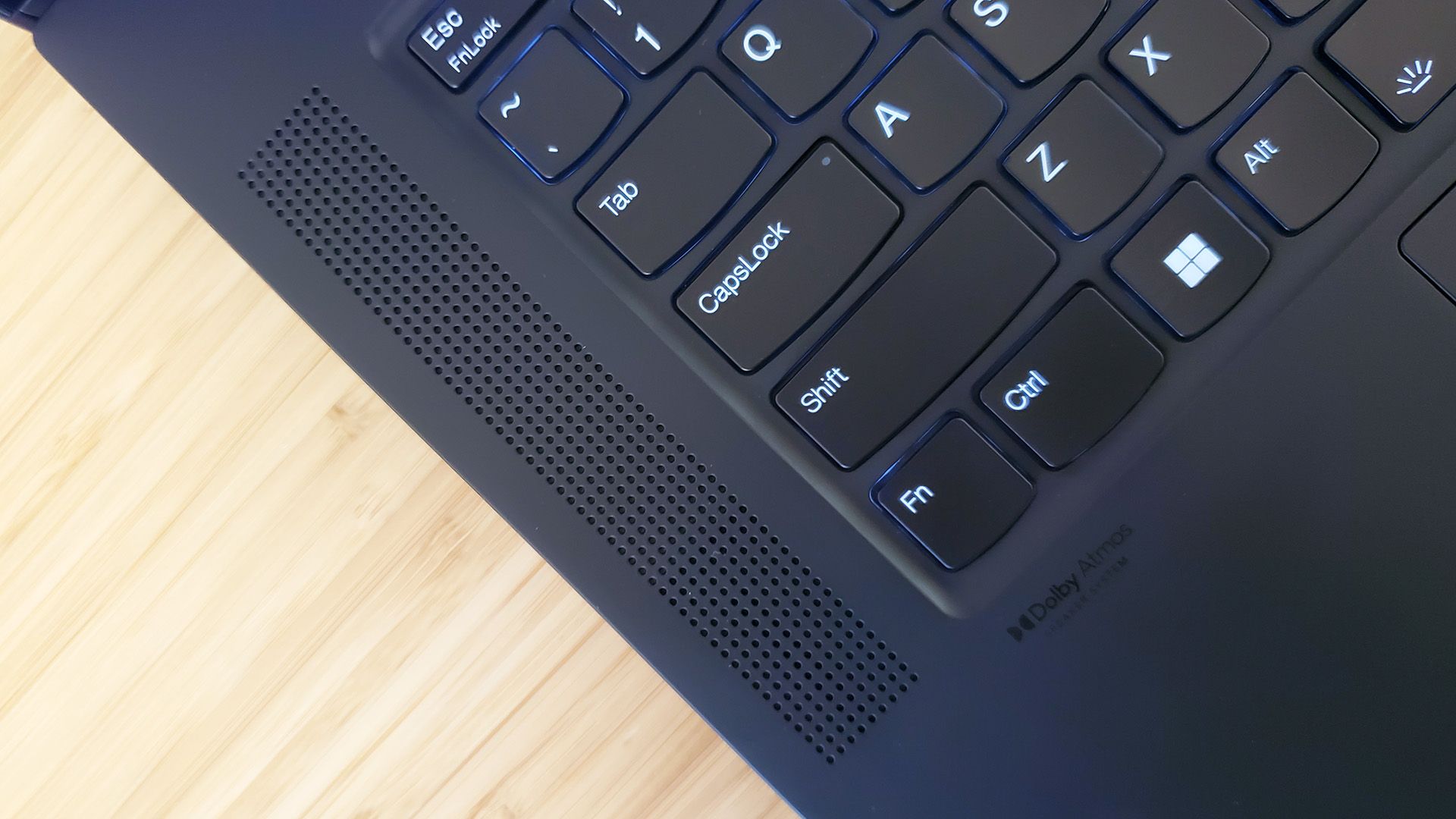 Um close do sistema de alto-falantes do laptop Lenovo ThinkPad X1 Extreme Gen 5.