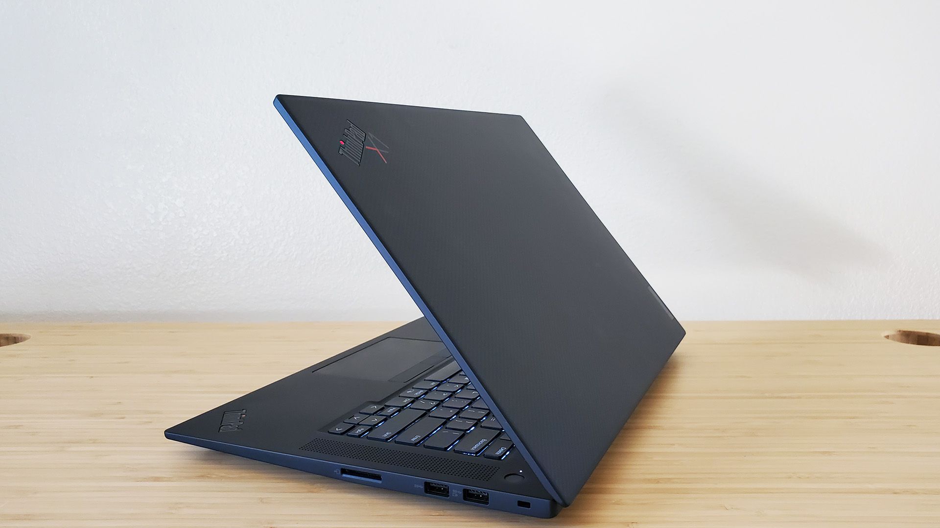 O laptop Lenovo ThinkPad X1 Extreme Gen 5 aberto sobre uma mesa.