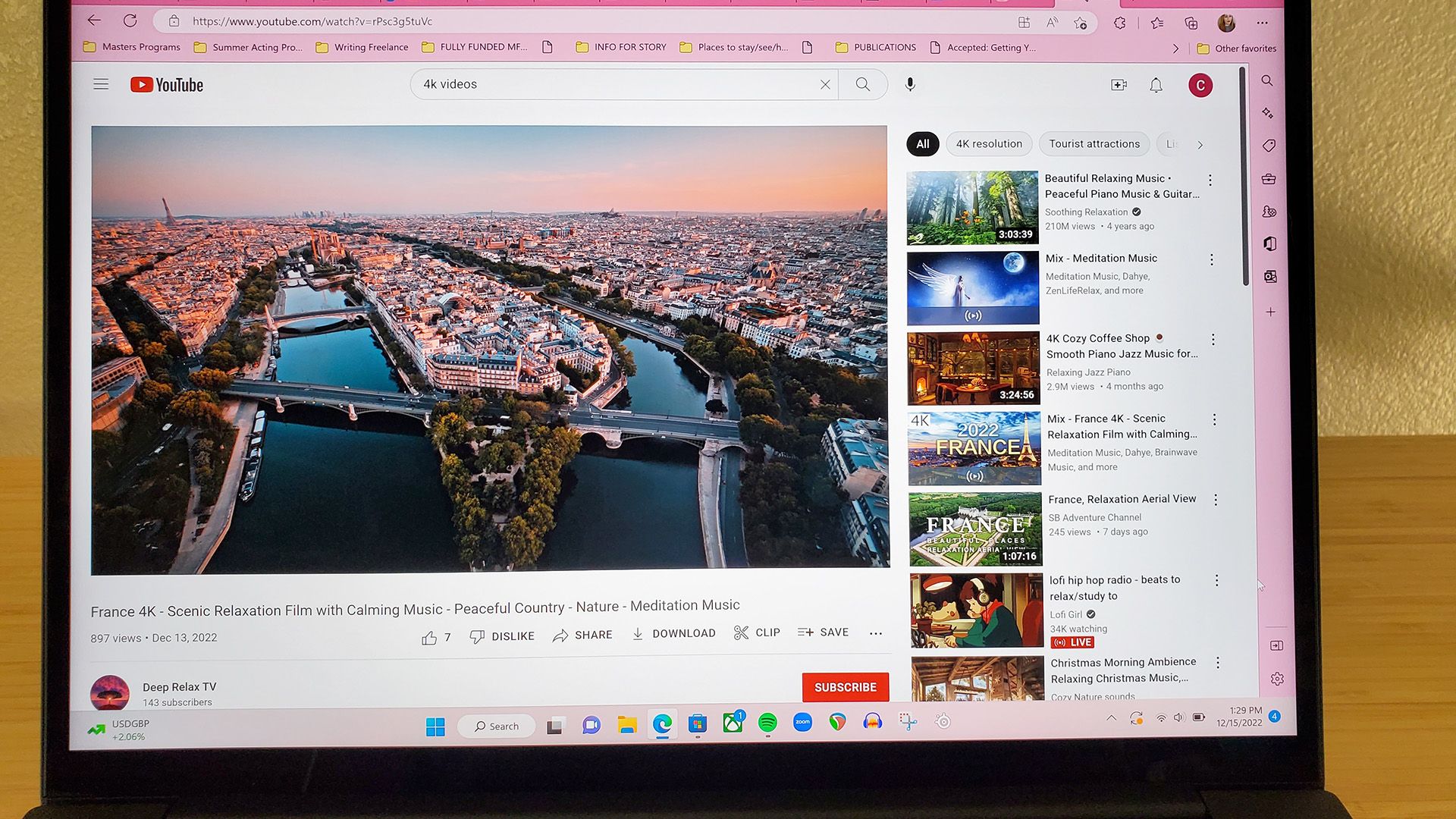O laptop Lenovo ThinkPad X1 Extreme Gen 5 reproduzindo um vídeo do YouTube em 4K.