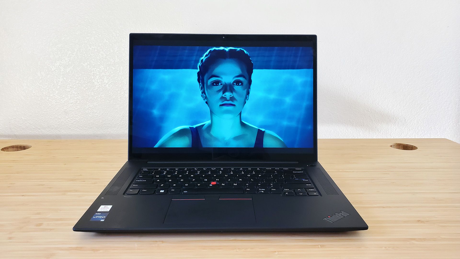 O laptop Lenovo ThinkPad X1 Extreme Gen 5 sentado em uma mesa jogando uma introdução de videogame.