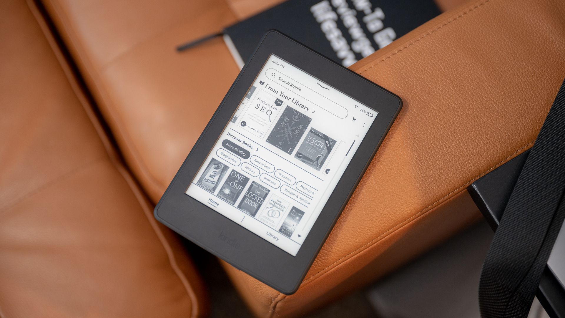2015 Amazon Kindle Paperwhite eReader sentado em um sofá mostrando a tela inicial