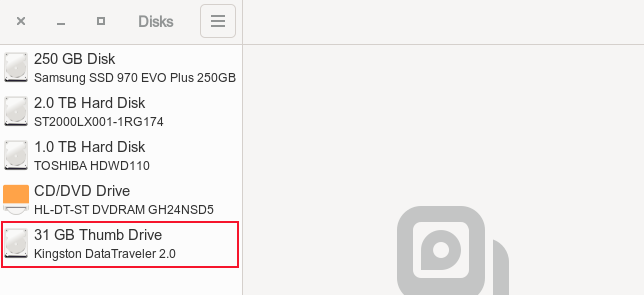 Unidade USB listada em discos GNOME