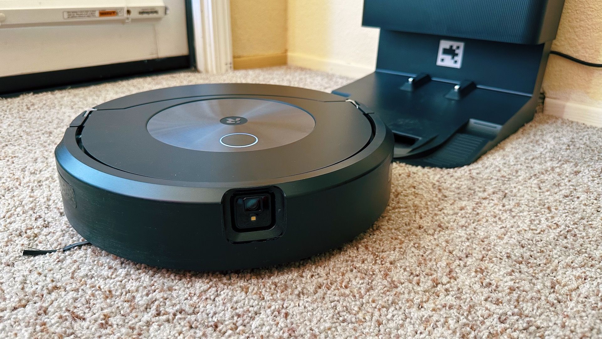 Um aspirador robô Roomba começa a limpar.