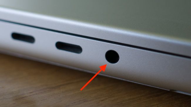 Saída estéreo de 3,5 mm em um MacBook Pro 2021