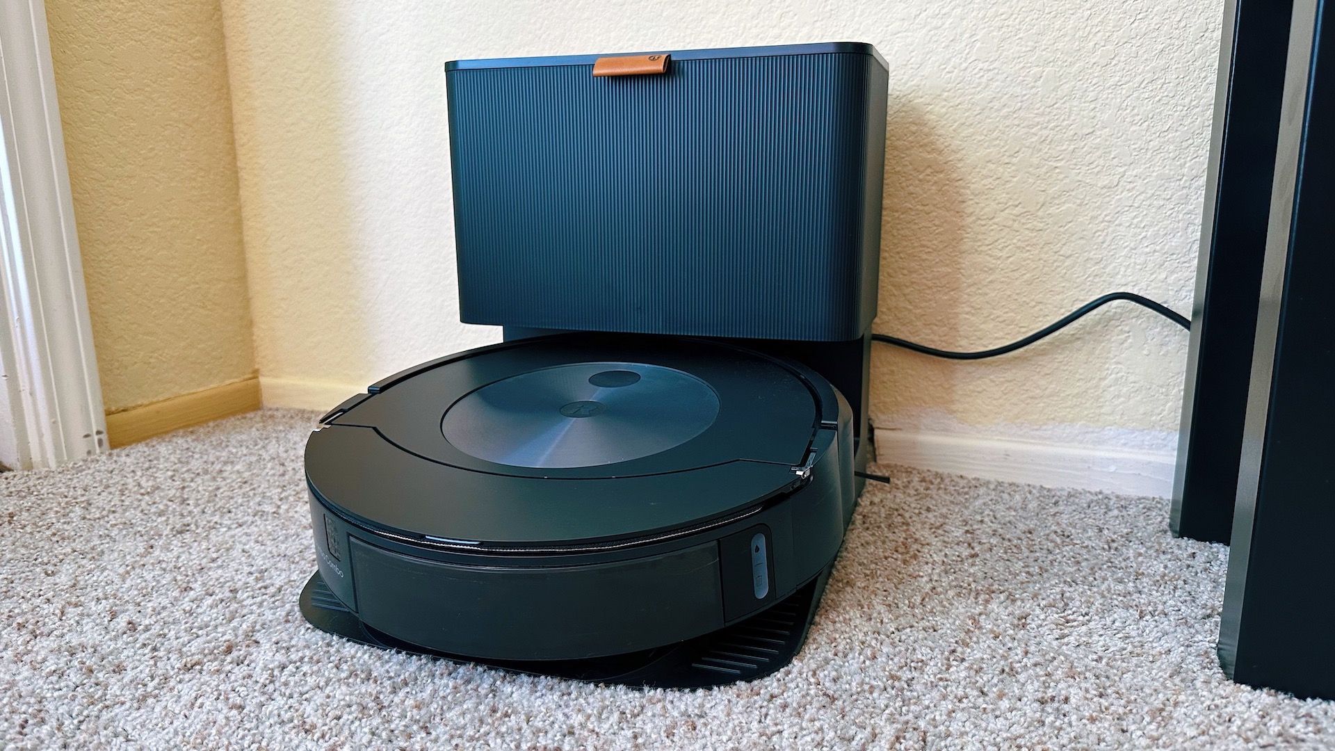 Aspirador Roomba j7 + em sua estação de acoplamento