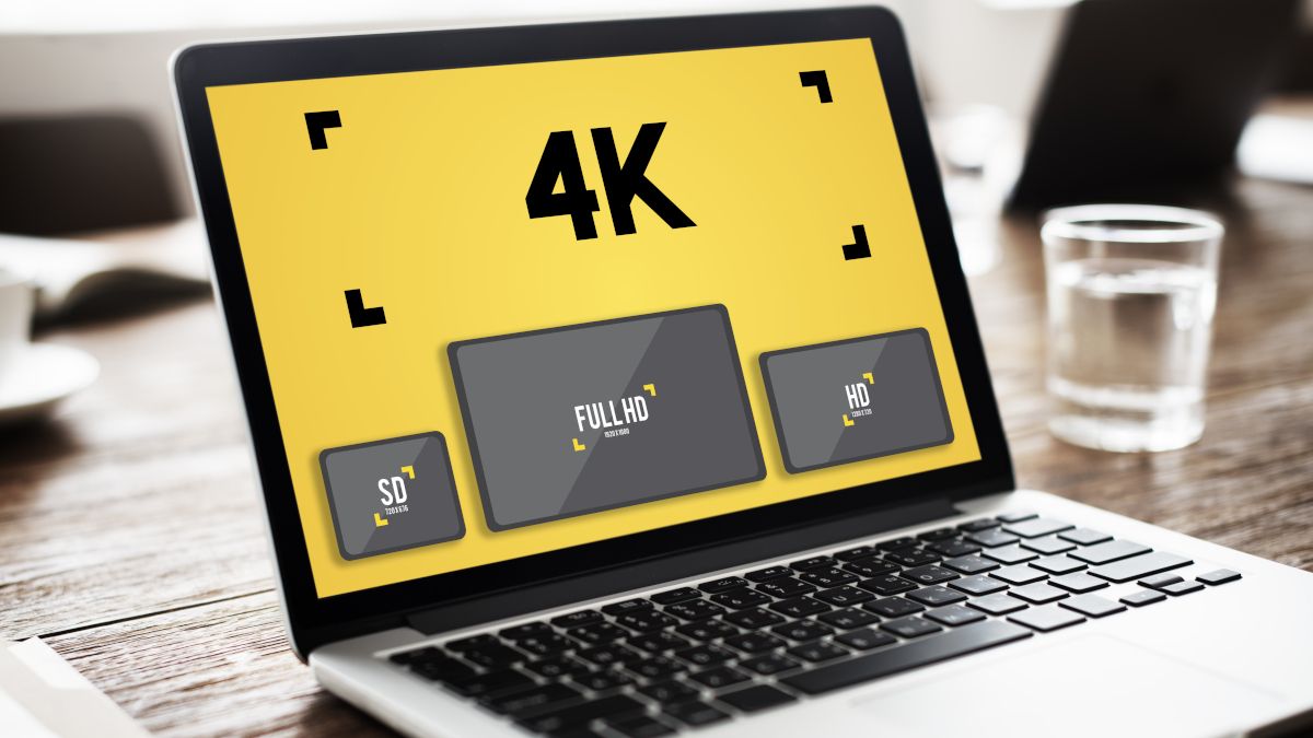 Um laptop aberto mostrando comparações de resolução 4K.