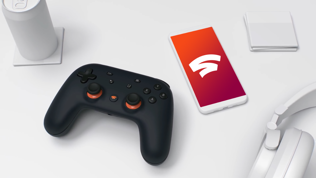 Controlador do Google Stadia Founders sentado em uma mesa ao lado de um telefone com o logotipo do Google Stadia