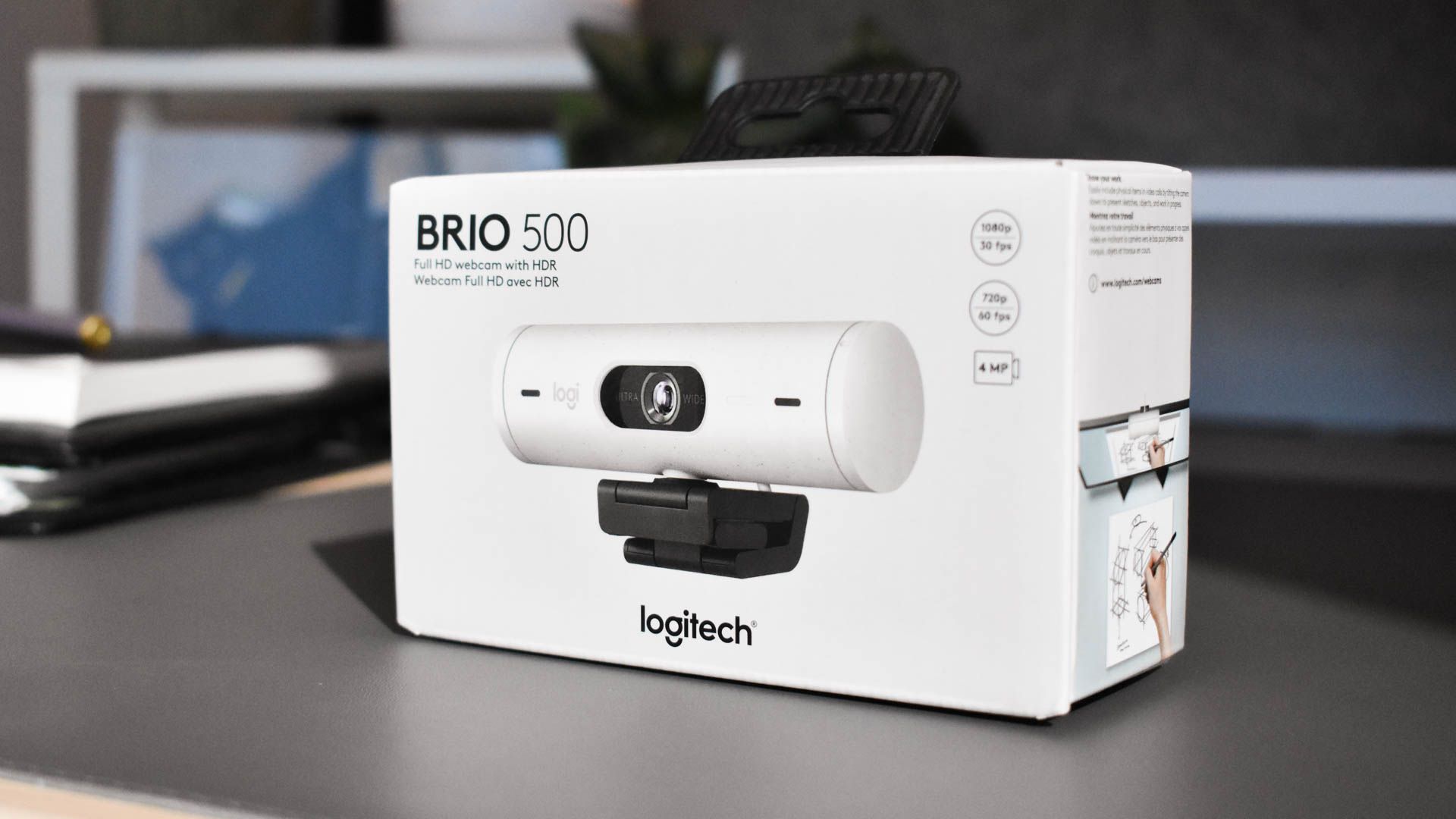 Logitech Brio 500 na caixa.