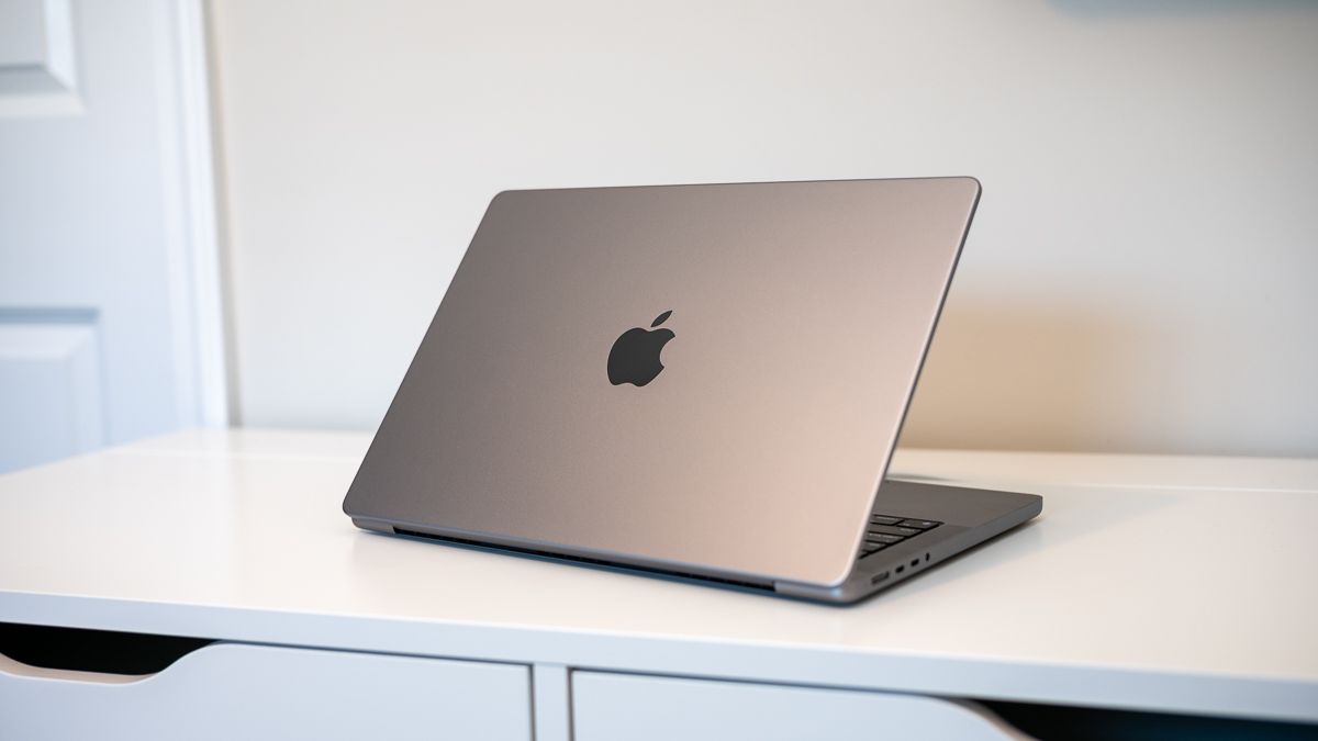 2021 MacBook Pro de 14 polegadas em uma mesa