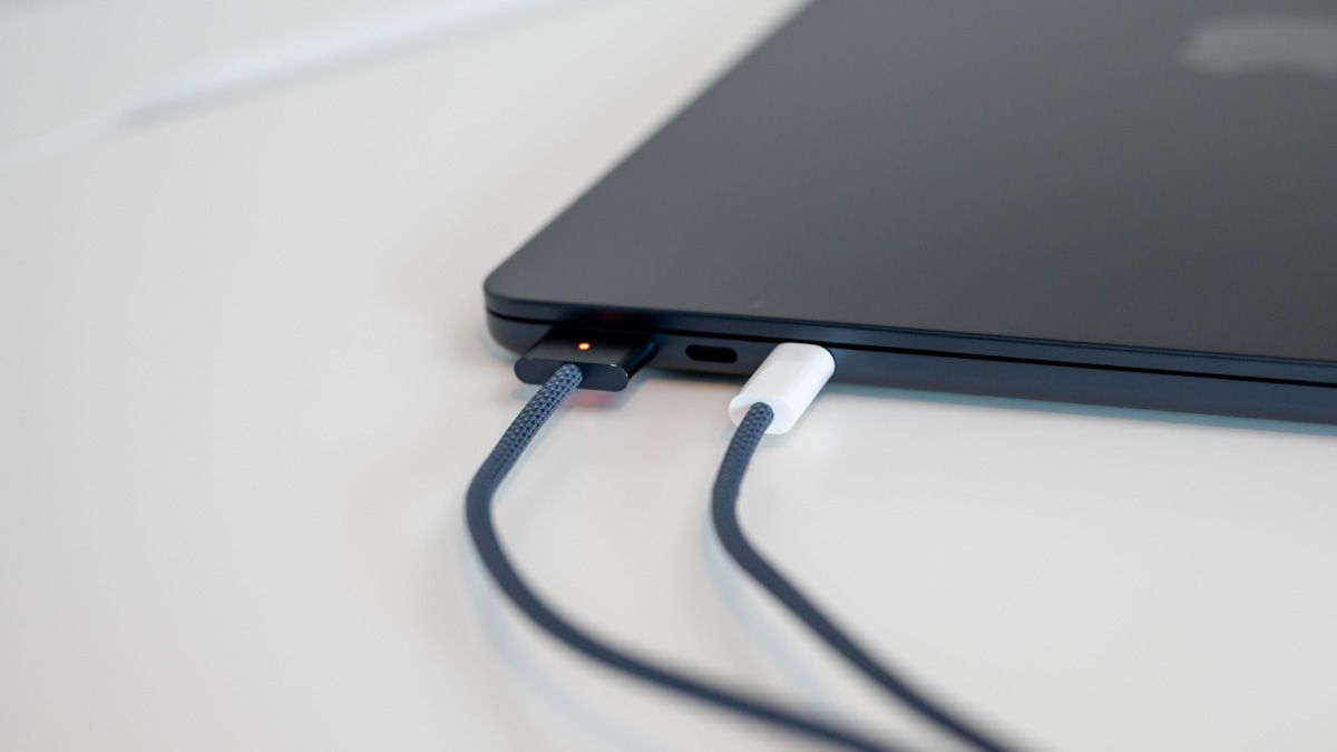 Um Apple MacBook Air 2022 M2 sendo carregado com seu cabo MagSafe