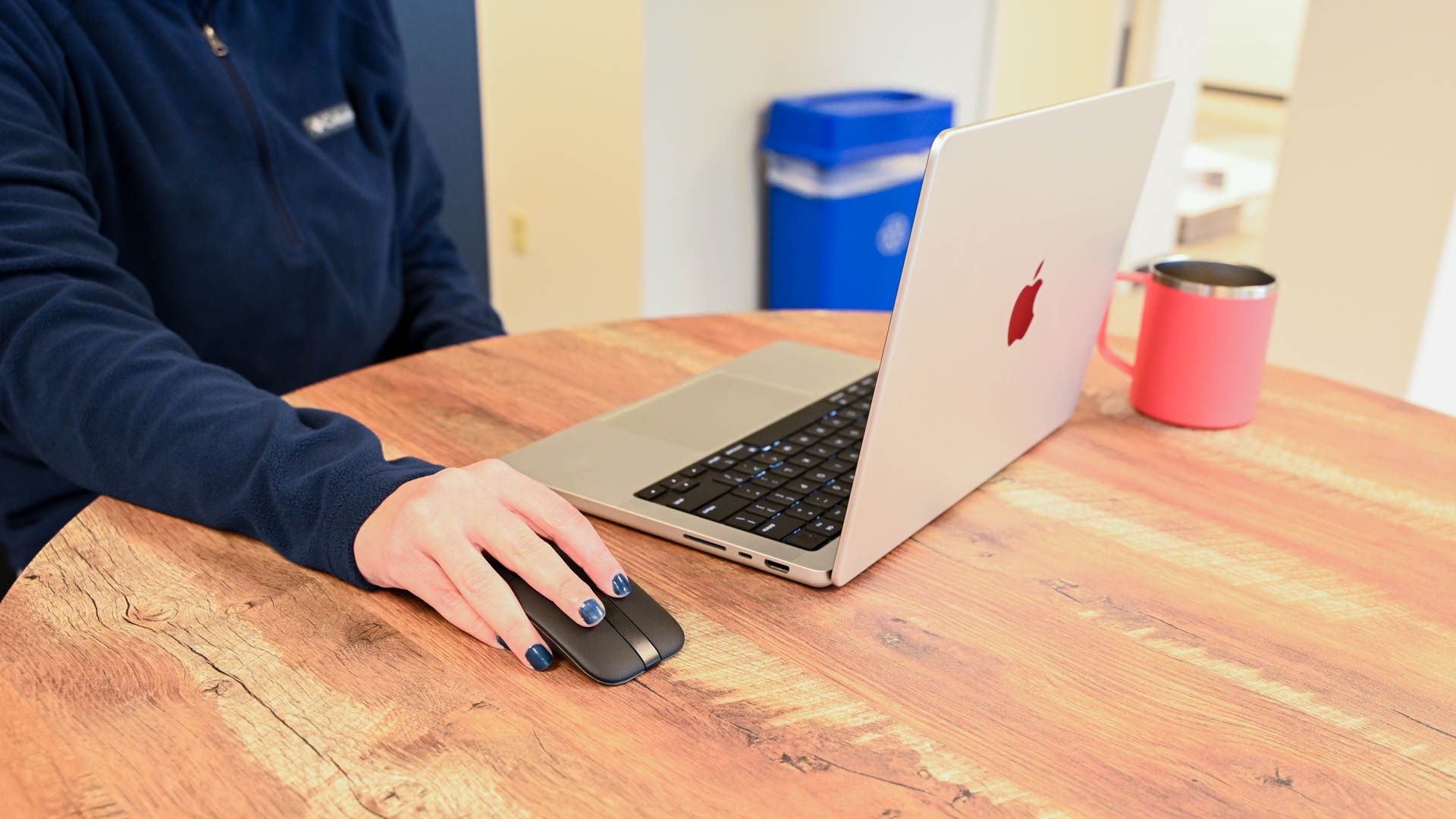 Mouse portátil Dell Ms700 em uso em um café