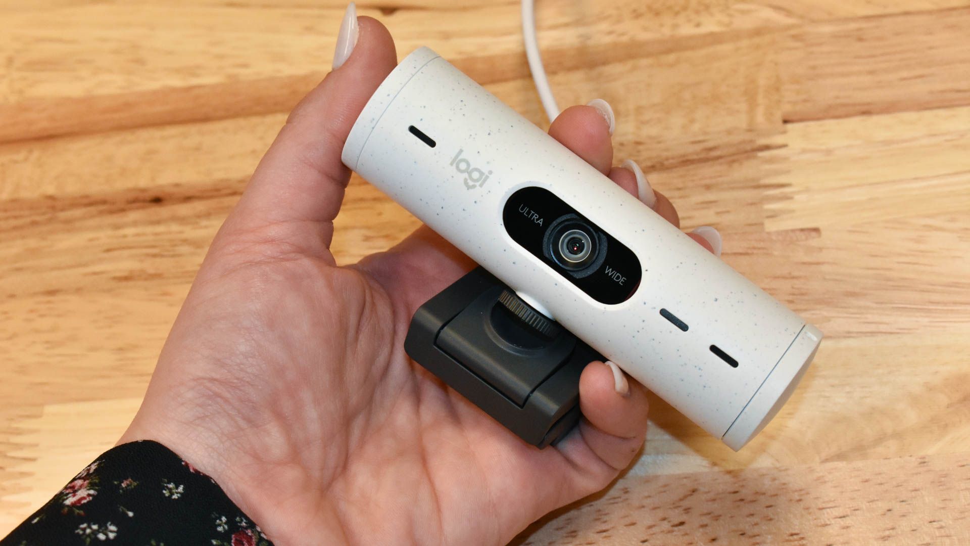 Webcam Logitech Brio 500 na mão