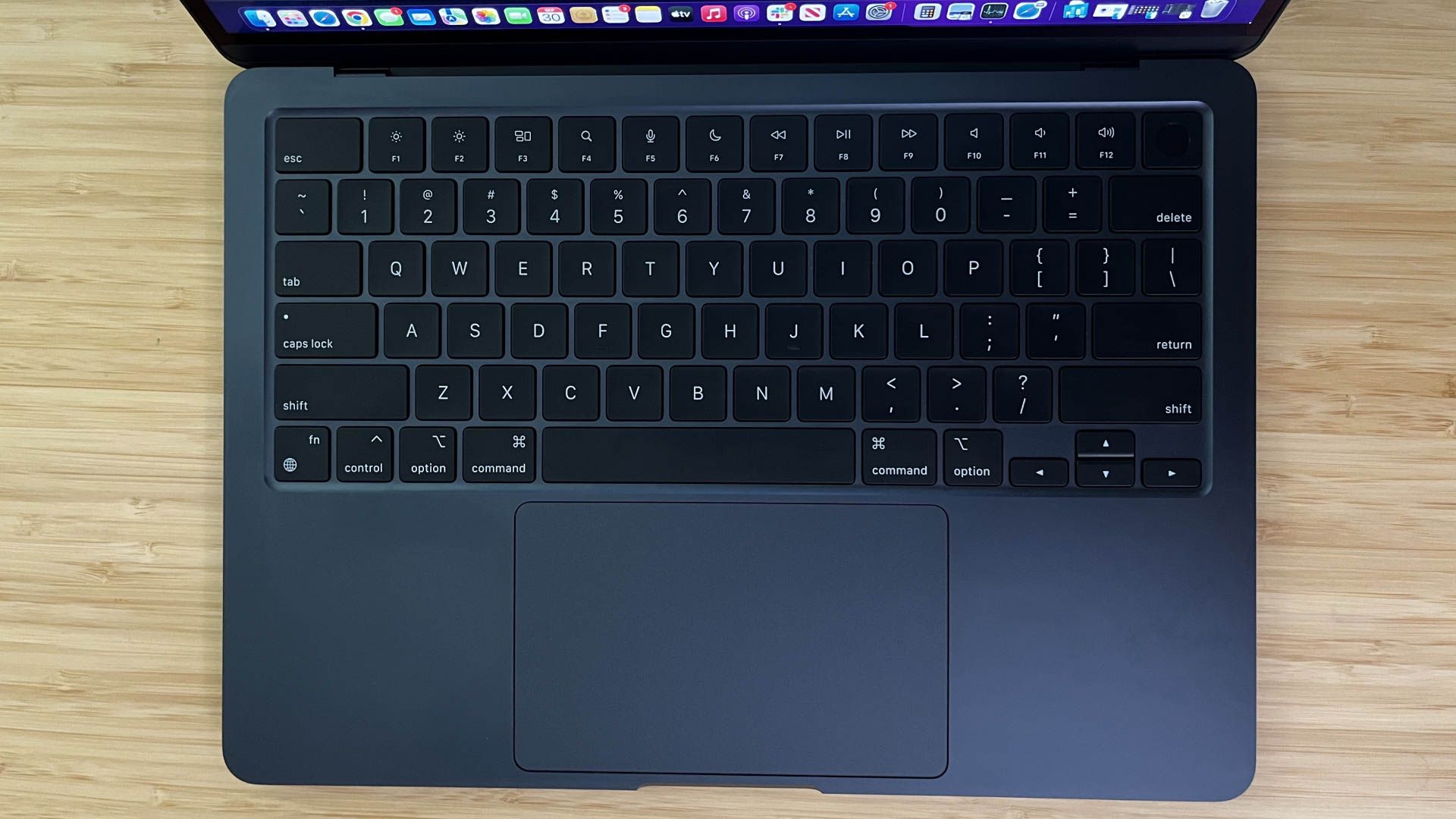 Vista de cima para baixo do teclado do MacBook Air M2