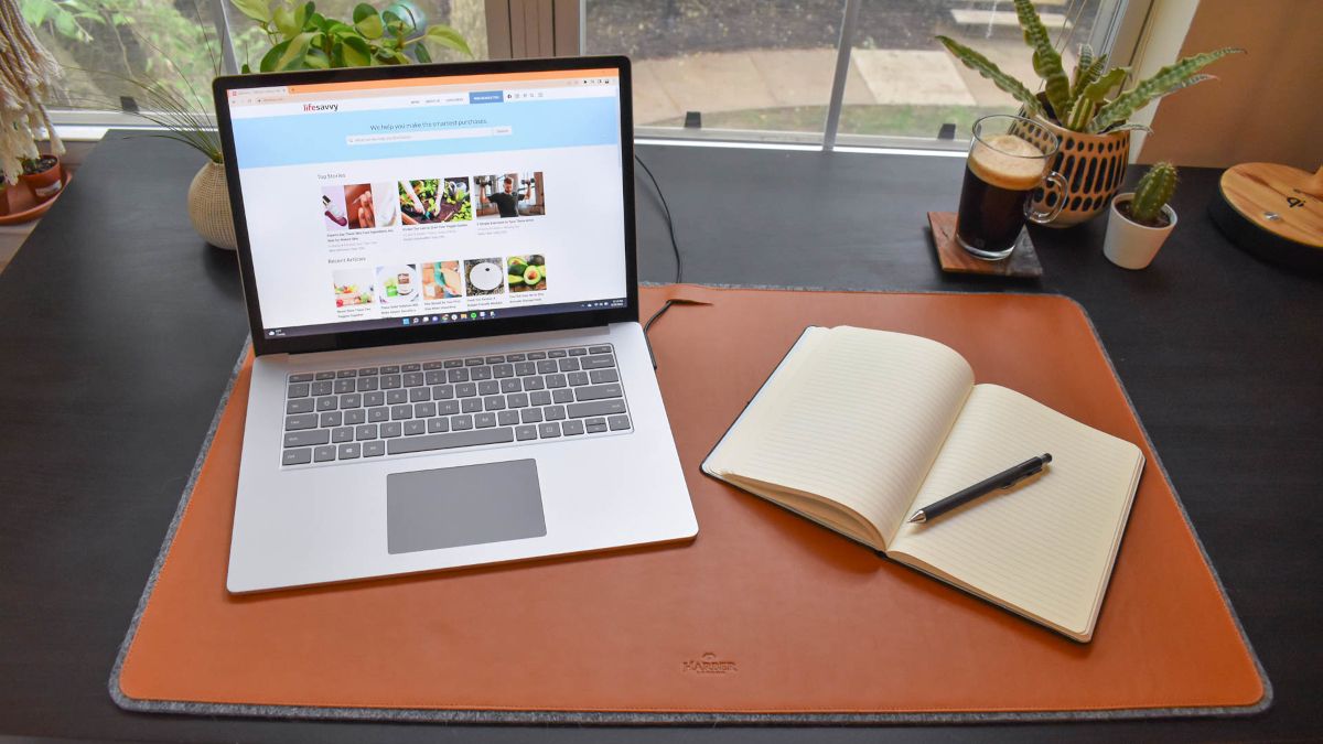 Laptop e notebook no tapete de mesa de couro Harber London.