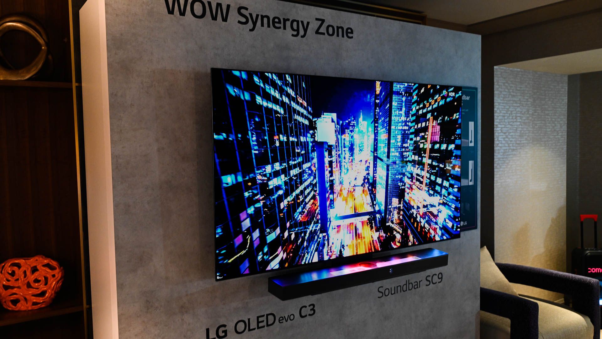 WOW Synergy Zone demonstrada com um LG OLED evo c3 conectado Soundbar SC9