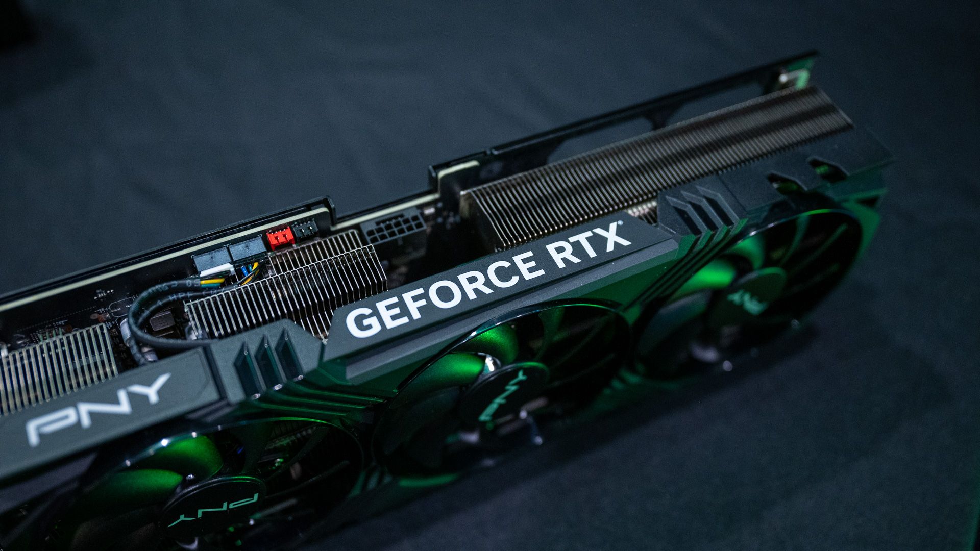 Logotipo Nvidia GeForce RTX em uma GPU para jogos 4070 Ti