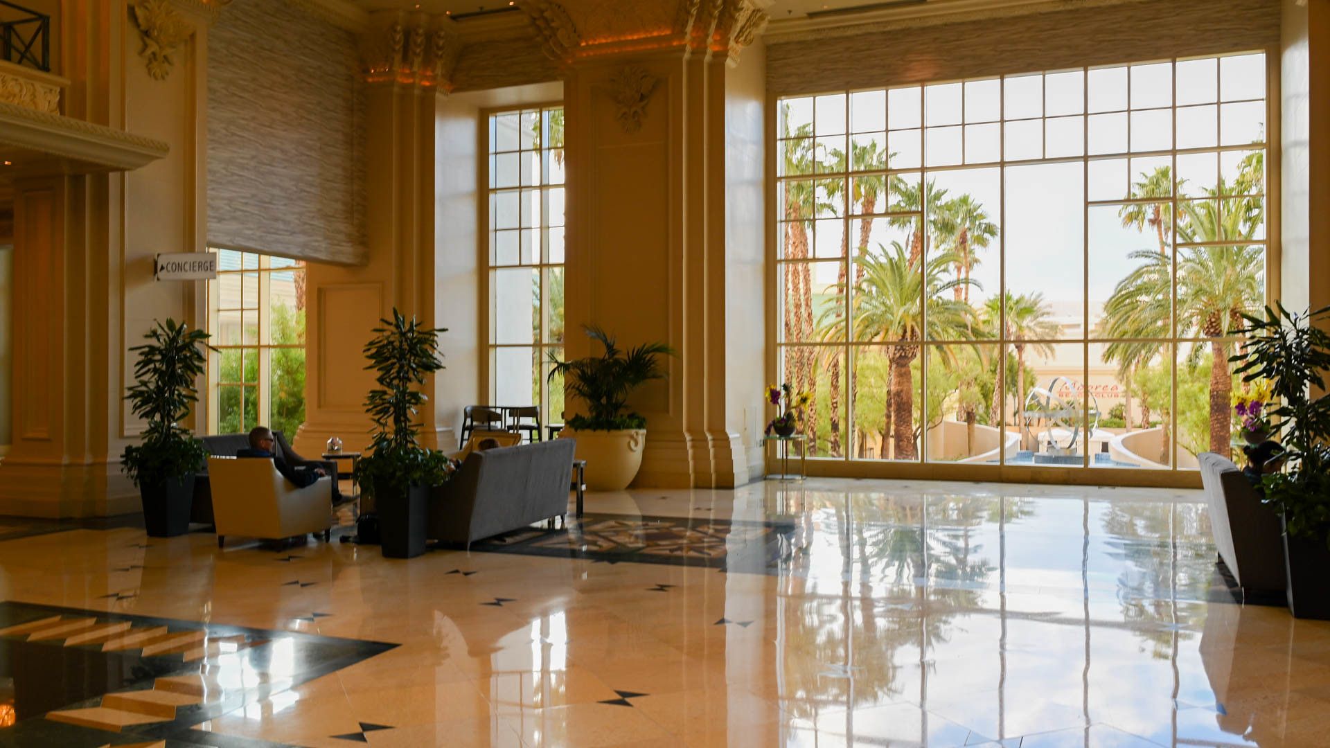 O lobby do hotel Mandalay Bay em Las Vegas, Nevada.