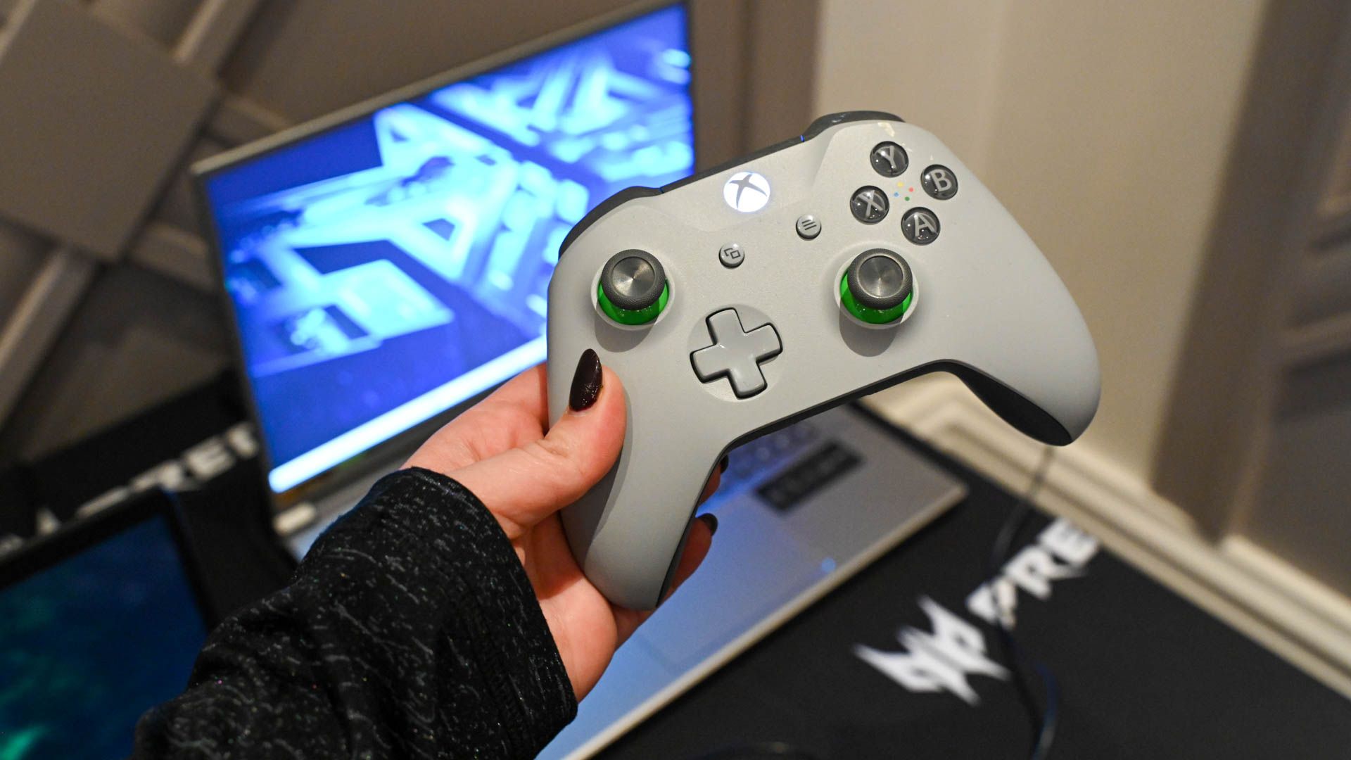 Controlador Xbox sendo usado para jogos de PC