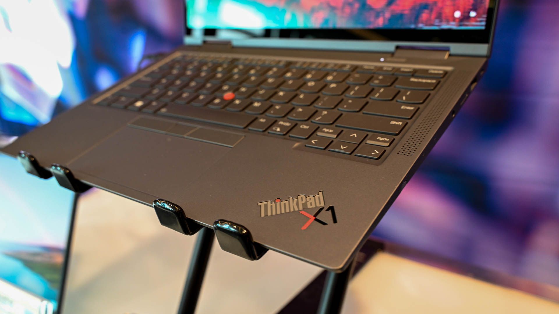 Lenovo ThinkPad x1 em um suporte para laptop.