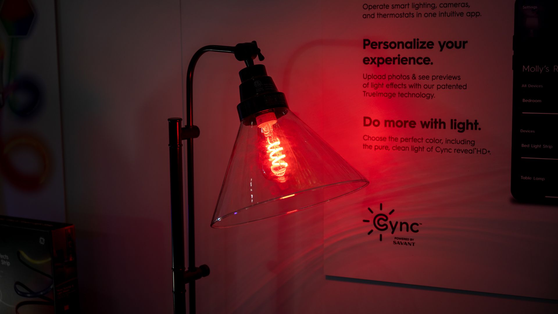 Lâmpada RGB inteligente decorativa Cync exibindo uma cor vermelha