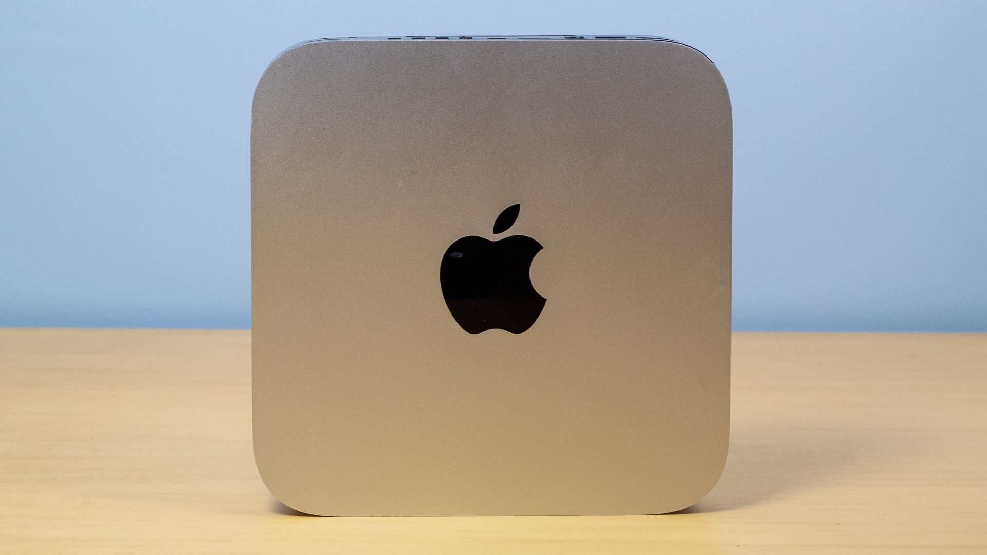 Apple Mac Mini apoiado em uma mesa