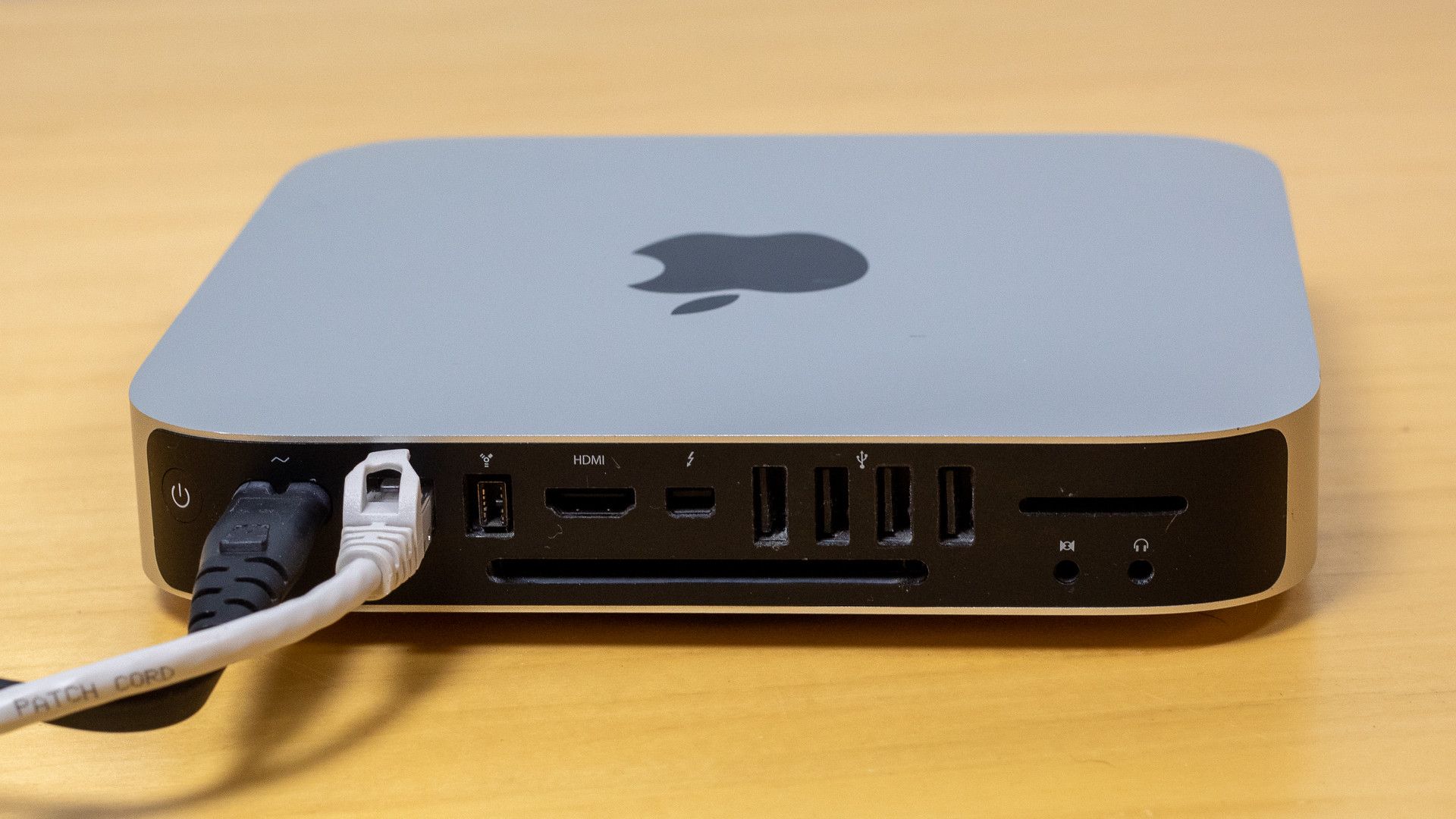 Cabo de alimentação e Ethernet conectado à parte traseira de um Apple Mac Mini