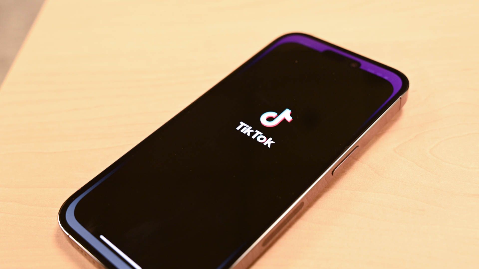 Tela de inicialização do TikTok em um iPhone.