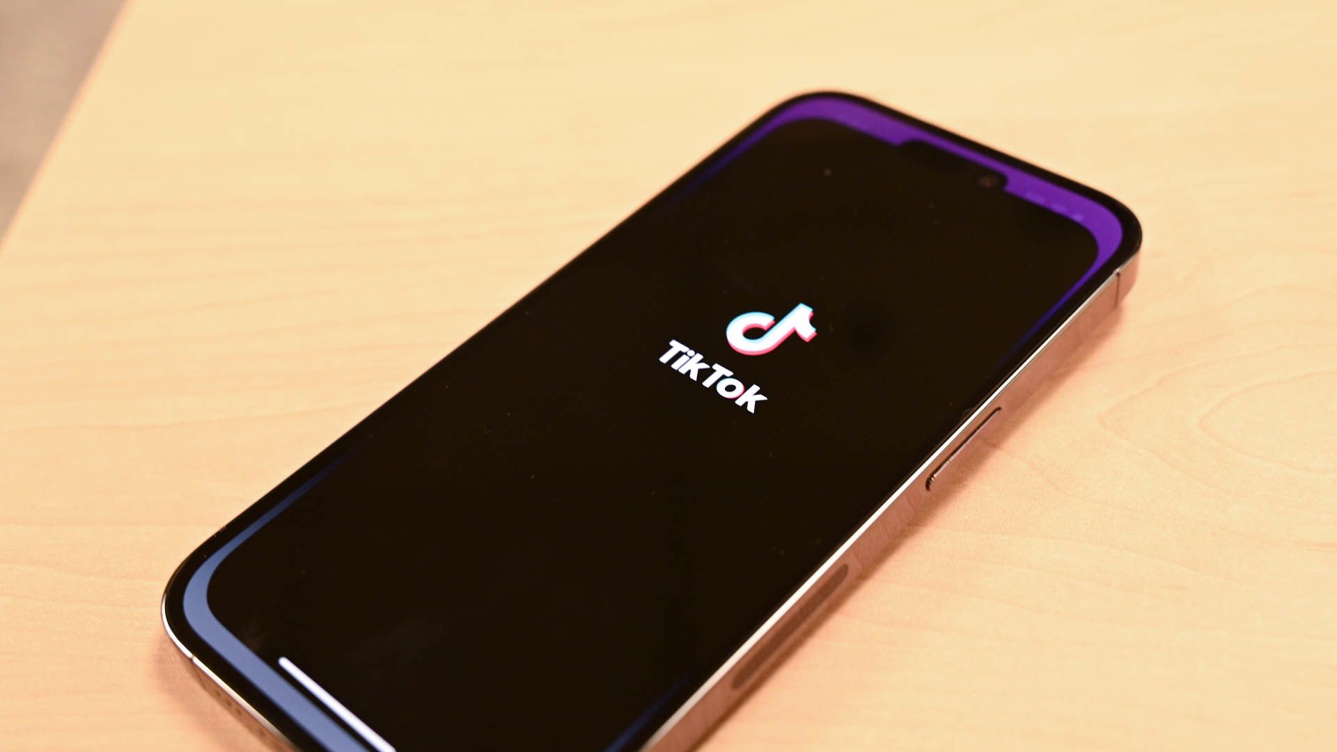 Tela de inicialização do TikTok em um iPhone