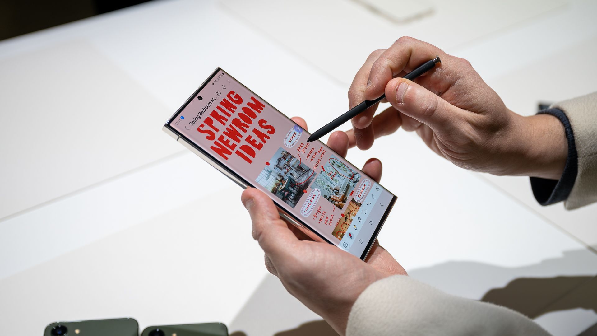 Pessoa usando a S Pen com o Samsung Galaxy S23 Ultra