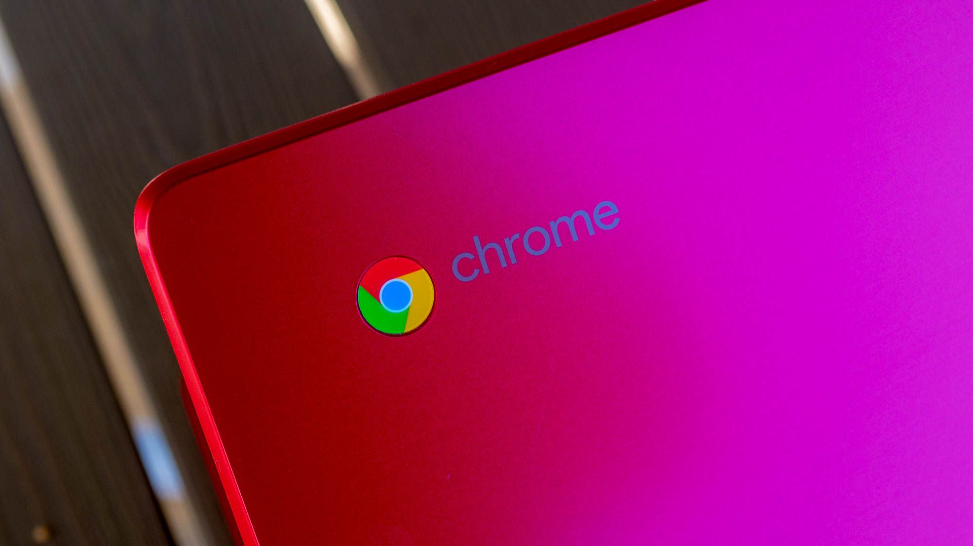 Logotipo do Chrome na tampa do ASUS Chromebook 12 C223NA.