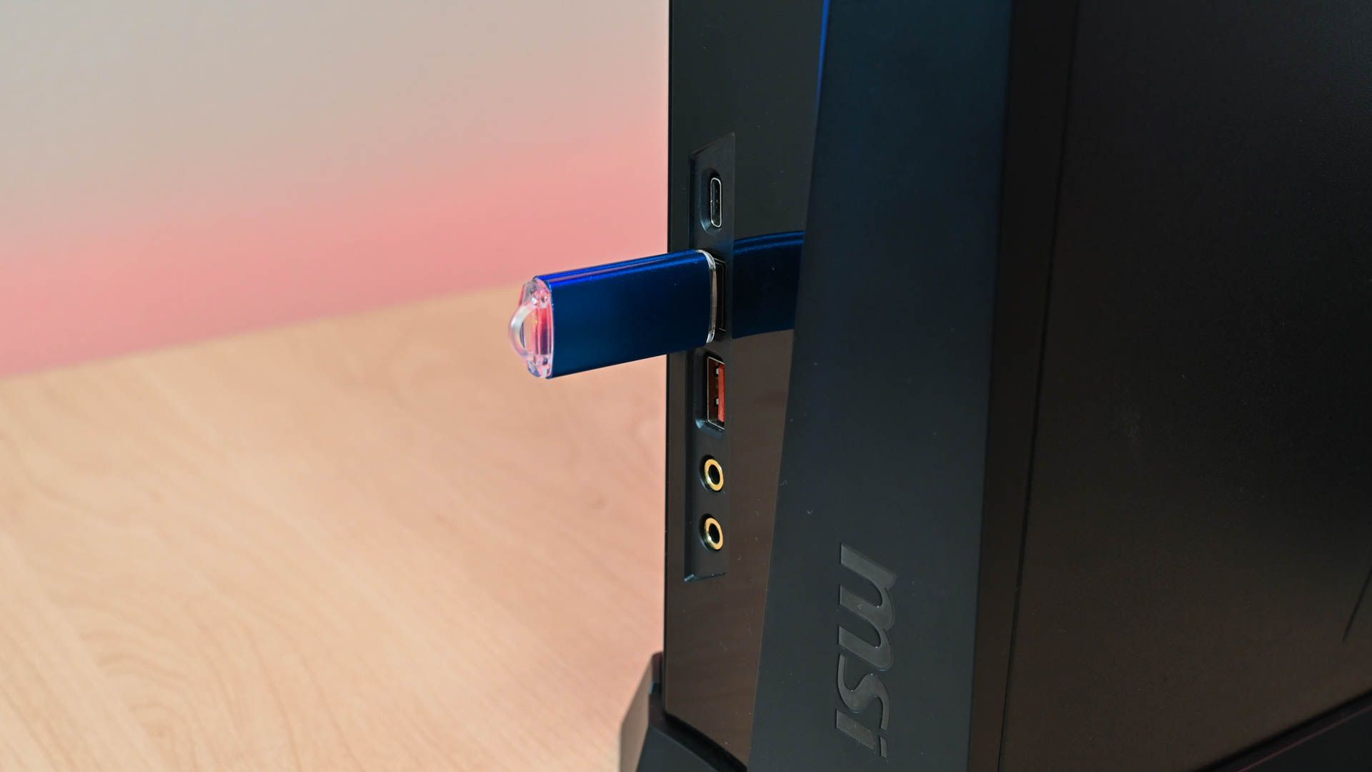 Unidade USB conectada a um PC MSI