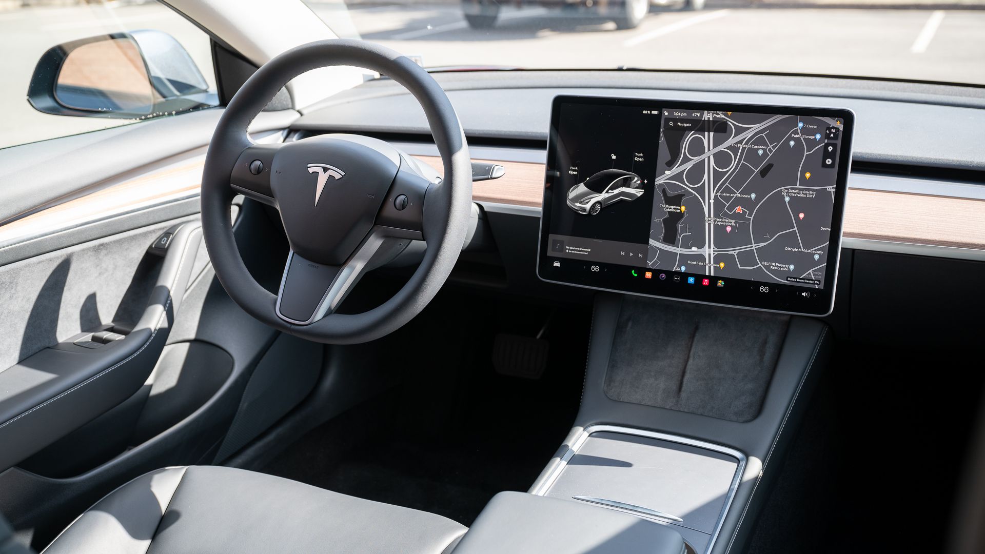 Maçaneta da porta, volante, display de infoentretenimento, carregadores sem fio e armazenamento dentro do Tesla Model 3