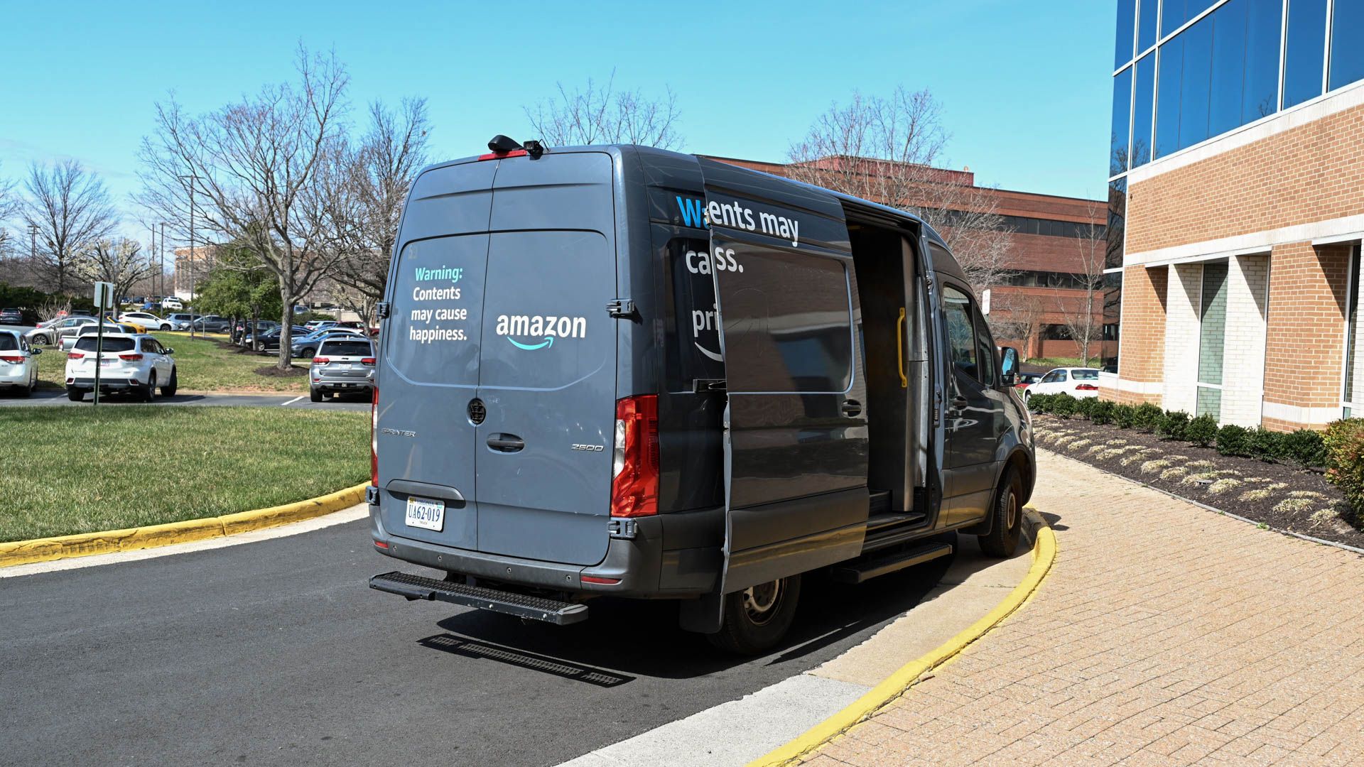 Amazon Prime Van estacionada com a porta aberta